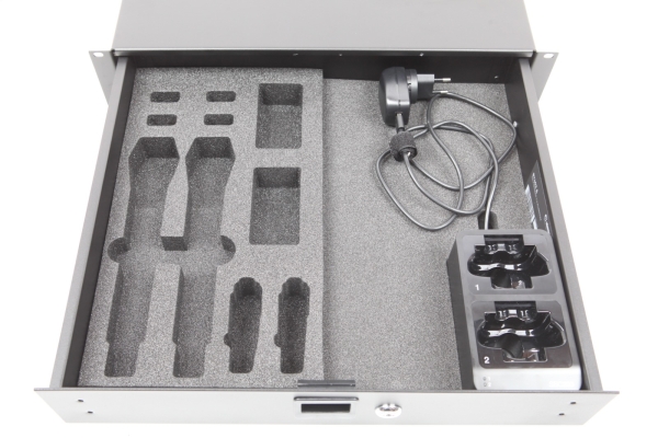 2HE Shure SBC203 Ladestation Inlay