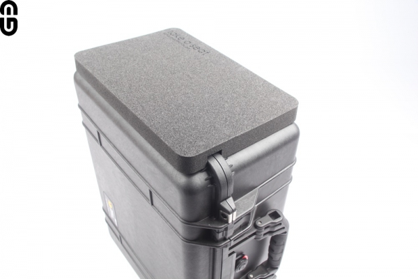 Studio Case inklusive pimpOrganizer (pimpDivider Trennwandsystem und Notebook-Deckeleinteiler) eingebaut im Peli 1560 Case