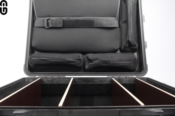 Studio Case inklusive pimpOrganizer (pimpDivider Trennwandsystem und Notebook-Deckeleinteiler) eingebaut im Peli 1560 Case