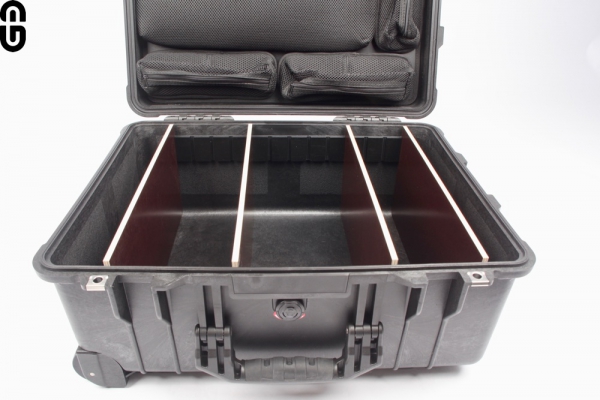 Studio Case inklusive pimpOrganizer (pimpDivider Trennwandsystem und Notebook-Deckeleinteiler) eingebaut im Peli 1560 Case